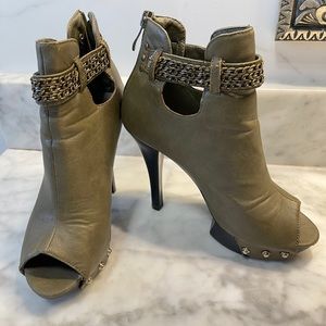 Peep toe booties 💕